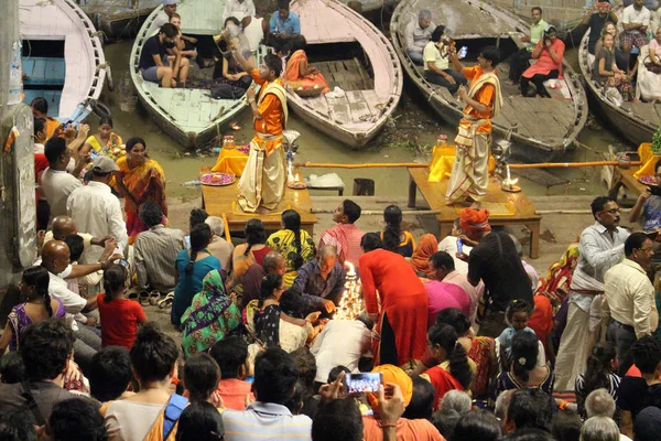 工作人员正在邀请游客和朝圣者参与到瓦拉纳西的仪式中去 2018年8月在印度拍摄 — 图库照片