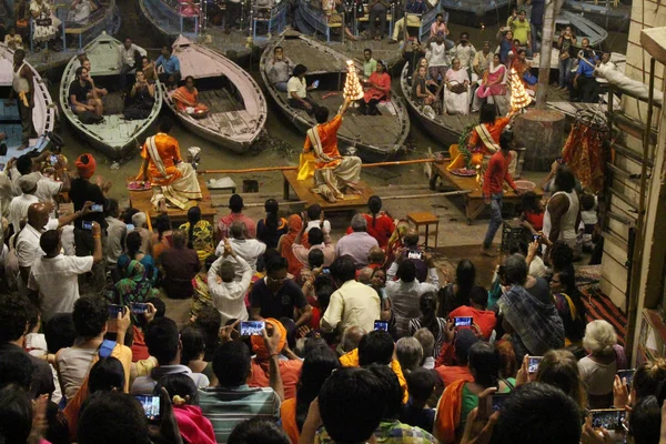 Kapłani Taniec Ogniem Robi Rytuał Varanasi Podjęte Indiach Sierpień 2018 — Zdjęcie stockowe