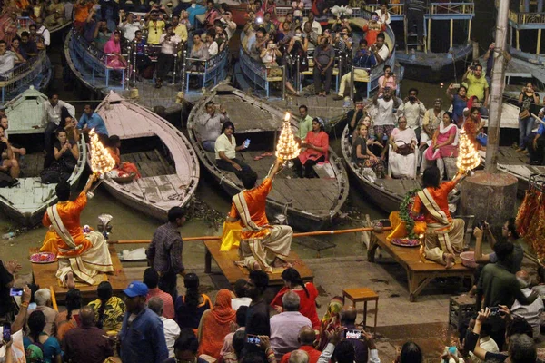 Rahipler Varanasi Ritual Yapıyor Ateşle Dans Ediyor Hindistan Ağustos 2018 — Stok fotoğraf