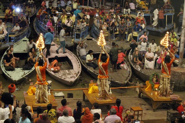 Ιερείς Χορεύοντας Φωτιά Κάνουμε Τελετουργικό Στο Βαρανάσι Λαμβάνονται Την Ινδία — Φωτογραφία Αρχείου