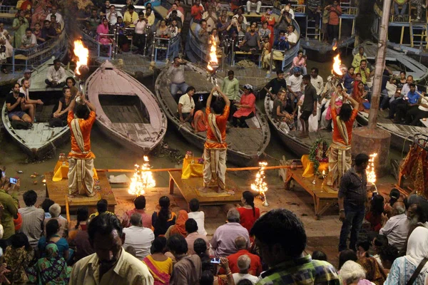 Священники Танцуют Огнем Выполняя Ритуал Варанаси Сделано Индии Август 2018 — стоковое фото