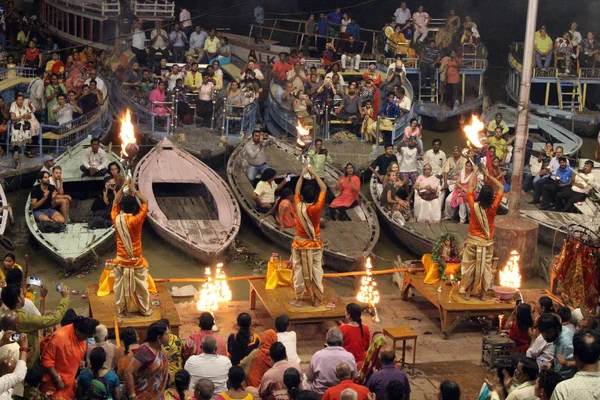 Священники Танцуют Огнем Выполняя Ритуал Варанаси Сделано Индии Август 2018 — стоковое фото