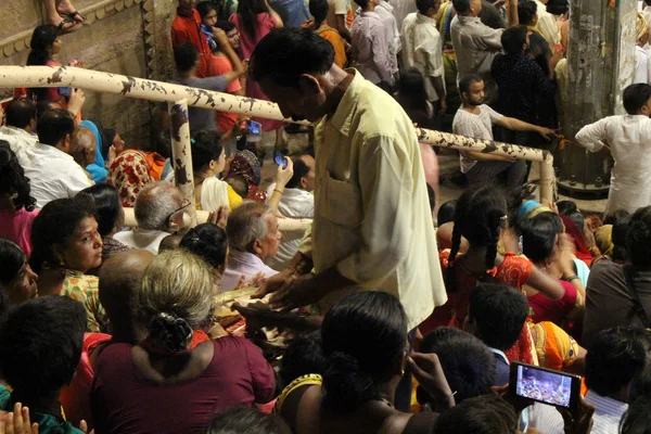 Nabídka Během Rituálu Známého Ohně Průvod Varanasi Přijata Indii Srpen — Stock fotografie