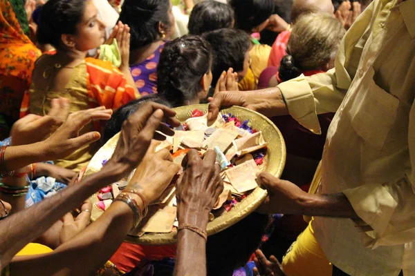 Oferta Durante Famoso Incêndio Ritual Procissão Varanasi Tomado Índia Agosto — Fotografia de Stock