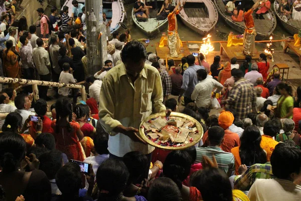 Ünlü Yangın Ritüel Varanasi Geçit Sırasında Sunan Hindistan Ağustos 2018 — Stok fotoğraf