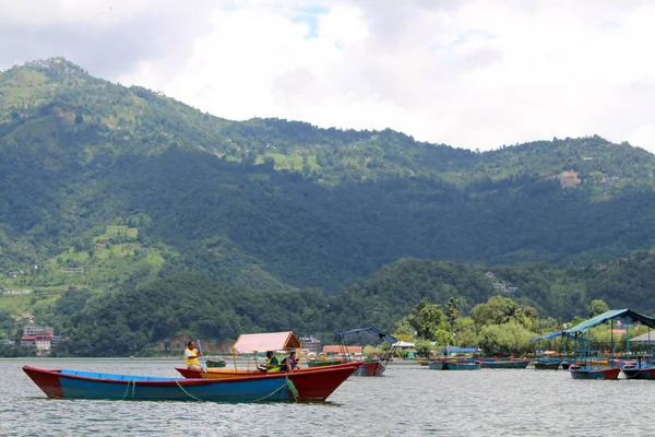 Barcos Torno Lago Phewa Colinas Pokhara Destino Turístico Popular Tomado — Fotografia de Stock