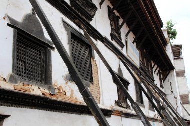 Çeviri: Windows ve Katmandu Durbar Meydanı'nda deprem sonrası destekleyici woods. Nepal'de, Ağustos 2018 alınan.