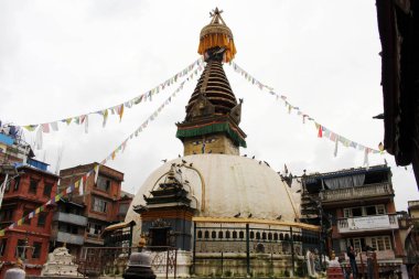Bir sessiz stupa (ve onun eyes) Kathmandu yerel pazar ortasında. Nepal'de, Ağustos 2018 alınan.