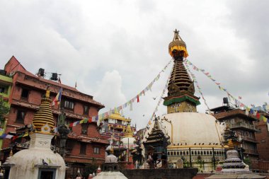 Bir sessiz stupa (ve onun eyes) Kathmandu yerel pazar ortasında. Nepal'de, Ağustos 2018 alınan.