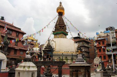 Bir Japon tapınak kapısında (yakın) bir stupa Kathmandu. Nepal'de, Ağustos 2018 alınan.