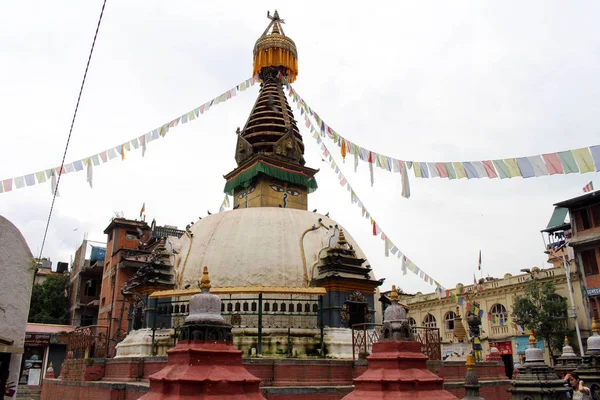 Uno Stupa Tranquillo Suoi Occhi Nel Mezzo Del Mercato Locale — Foto Stock