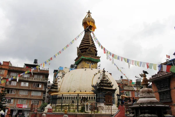 カトマンズ ローカル マーケットの真ん中に静かな仏舎利塔 とその目 ネパールでは 撮影した 2018年 — ストック写真