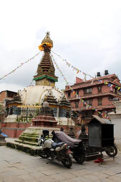 一个安静的佛塔 和它的眼睛 在加德满都当地市场 2018年8月在尼泊尔拍摄 — 图库照片