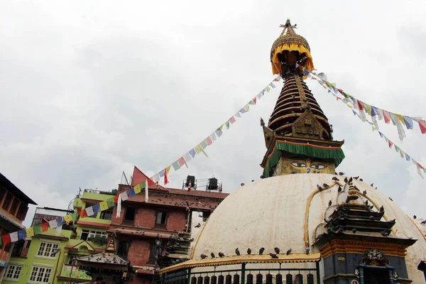 カトマンズ ローカル マーケットの真ん中に静かな仏舎利塔 とその目 ネパールでは 撮影した 2018年 — ストック写真