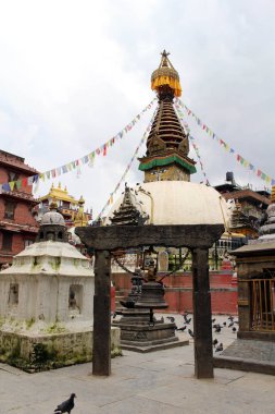 Bir Japon tapınak kapısında (yakın) bir stupa Kathmandu. Nepal'de, Ağustos 2018 alınan.