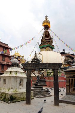 Bir Japon tapınak kapısında (yakın) bir stupa Kathmandu. Nepal'de, Ağustos 2018 alınan.