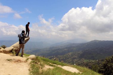 İyi Nepalce arkadaş bir taş üzerinde fotoğraf çekmek için yardımcı oluyor. Dhulikhel, Nepal, Ağustos 2018 alınan.