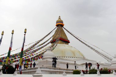 Boudhanath Stupa Kathmandu renkli dua bayrakları. Nepal'de, Ağustos 2018 alınan.