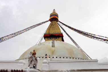 Boudhanath Stupa Kathmandu renkli dua bayrakları. Nepal'de, Ağustos 2018 alınan.