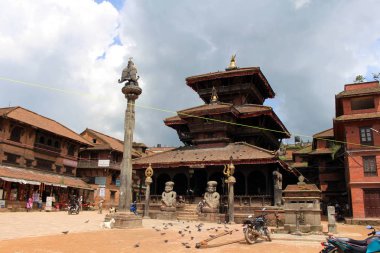 (Yeniden yapılanma altında) Bhaktapur Durbar Meydanı çevresinde tapınaklar ayrıntıları. Nepal'de, Ağustos 2018 alınan.