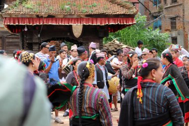 Yerel Nepal insanlar dans festivaller Bhaktapur Durbar Meydanı çevresinde yaşıyorsanız. Nepal'de, Ağustos 2018 alınan.