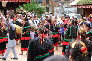 Yerel Nepal insanlar dans festivaller Bhaktapur Durbar Meydanı çevresinde yaşıyorsanız. Nepal'de, Ağustos 2018 alınan.