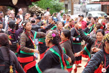 Yerel Nepal insanlar dans festivaller Bhaktapur Durbar Meydanı çevresinde yaşıyorsanız. Nepal'de, Ağustos 2018 alınan.