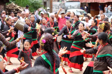 Yerel Nepal insanlar dans festivaller Bhaktapur Durbar Meydanı çevresinde yaşıyorsanız. Nepal'de, Ağustos 2018 alınan.