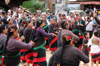 Yerel Nepal insanlar dans festivaller Bhaktapur Durbar Meydanı çevresinde yaşıyorsanız. Nepal'de, Ağustos 2018 alınan.
