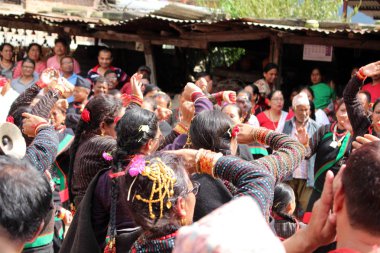 Yerel Nepal insanlar dans festivaller Bhaktapur Durbar Meydanı çevresinde yaşıyorsanız. Nepal'de, Ağustos 2018 alınan.