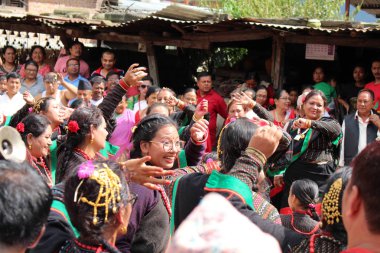 Yerel Nepal insanlar dans festivaller Bhaktapur Durbar Meydanı çevresinde yaşıyorsanız. Nepal'de, Ağustos 2018 alınan.