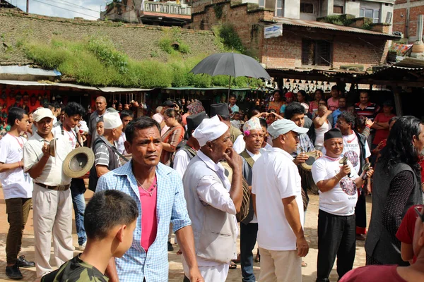 当地的尼泊尔人在巴德岗杜巴广场周围有舞蹈节 2018年8月在尼泊尔拍摄 — 图库照片