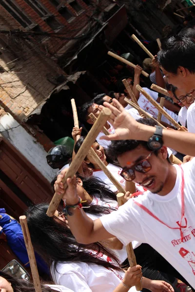当地的尼泊尔青少年正在巴克塔普尔杜巴广场周围举行一个用木棍的节日 拍摄于2018年8月在尼泊尔 — 图库照片