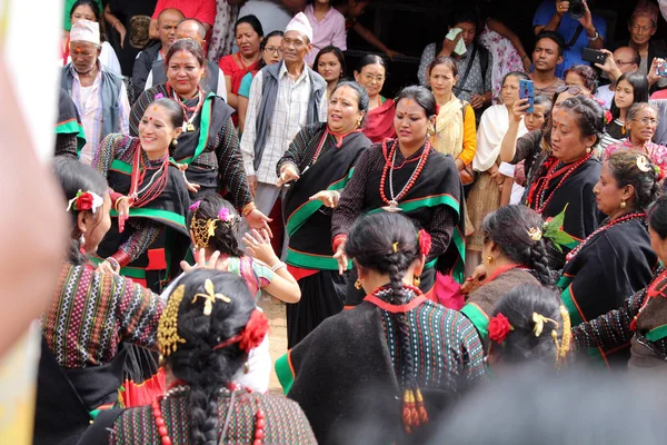 Местные Непальцы Проводят Танцевальные Фестивали Вокруг Площади Бхактапур Дурбар Снято — стоковое фото