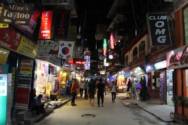 Çeviri: Thamel geceleri, Kathmandu backpacker cenneti etrafında kalabalık. Nepal'de, Eylül 2018 alınan.