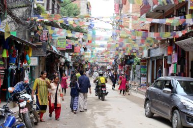 Çeviri: Thamel gündüz sırasında Kathmandu backpacker cenneti etrafında kalabalık. Nepal'de, Eylül 2018 alınan.