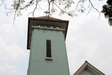Kutsal Haç Katolik Kilisesi mimarisi (Salib suci), kule de dahil olmak üzere. Bandung Taken, Ekim 2018.
