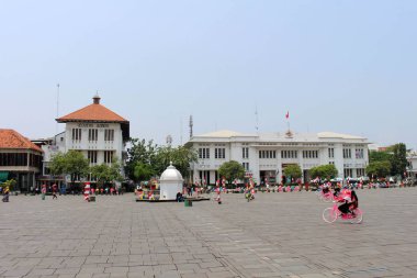Eski sömürge binaları Kota Tua (Old Town), önemli bir turistik kentin çevresinde. Jakarta, Ekim 2018 alınan.