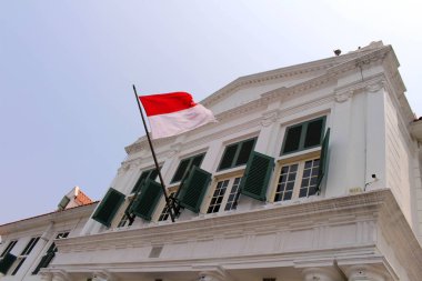 Vali ofisi (Gouverneurskantoor) uçan Endonezya bayrağı Kota Tua Eski kentte şimdi müze Fatahillah. Jakarta alınan,