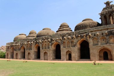 Ruins çevresinde fil kararlı Hampi. Hindistan, Ağustos 2018 alınan.