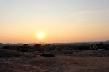 Hampi gün batımı görünümünü Matanga tepeden mahveder. Hindistan, Ağustos 2018 alınan.