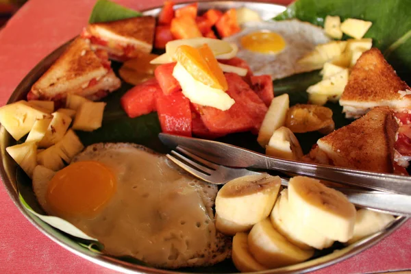 Café Manhã Sobremesa Estilo Indiano Servido Com Ovo Pão Frutas — Fotografia de Stock