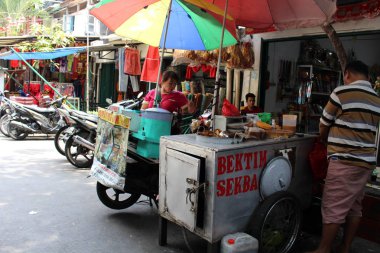 Glodok, satıcı (birçok ürün ve malzeme) ve asılı fenerler dolu Chinatown sokakta. Jakarta, Ekim 2018 alınan.