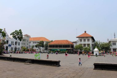 Eski sömürge binaları Kota Tua (Old Town), önemli bir turistik kentin çevresinde. Jakarta, Ekim 2018 alınan.