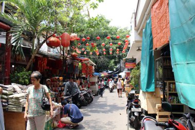 Glodok, satıcı (birçok ürün ve malzeme) ve asılı fenerler dolu Chinatown sokakta. Jakarta, Ekim 2018 alınan.