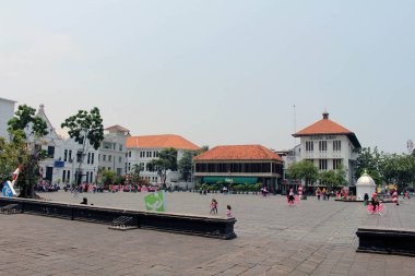 Eski sömürge binaları Kota Tua (Old Town), önemli bir turistik kentin çevresinde. Jakarta, Ekim 2018 alınan.
