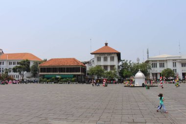 Eski sömürge binaları Kota Tua (Old Town), önemli bir turistik kentin çevresinde. Jakarta, Ekim 2018 alınan.