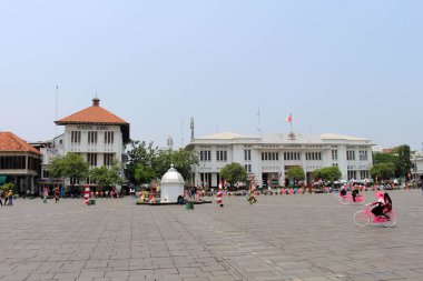 Eski sömürge binaları Kota Tua (Old Town), önemli bir turistik kentin çevresinde. Jakarta, Ekim 2018 alınan.
