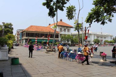 Eski sömürge binaları Kota Tua (Old Town), önemli bir turistik kentin çevresinde. Jakarta, Ekim 2018 alınan.