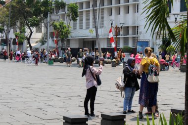 Endonezyalılar bir anket veya Kota Tua Old Town pratikte İngilizce eğitim yabancı turist istiyor. Jakarta, Ekim 2018 alınan.